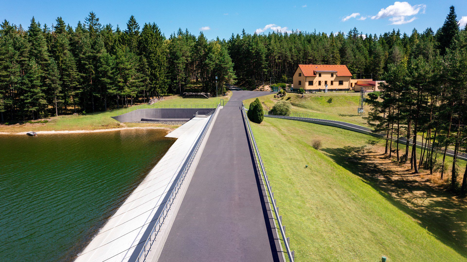 AQUATIS / PŘEHRADA
